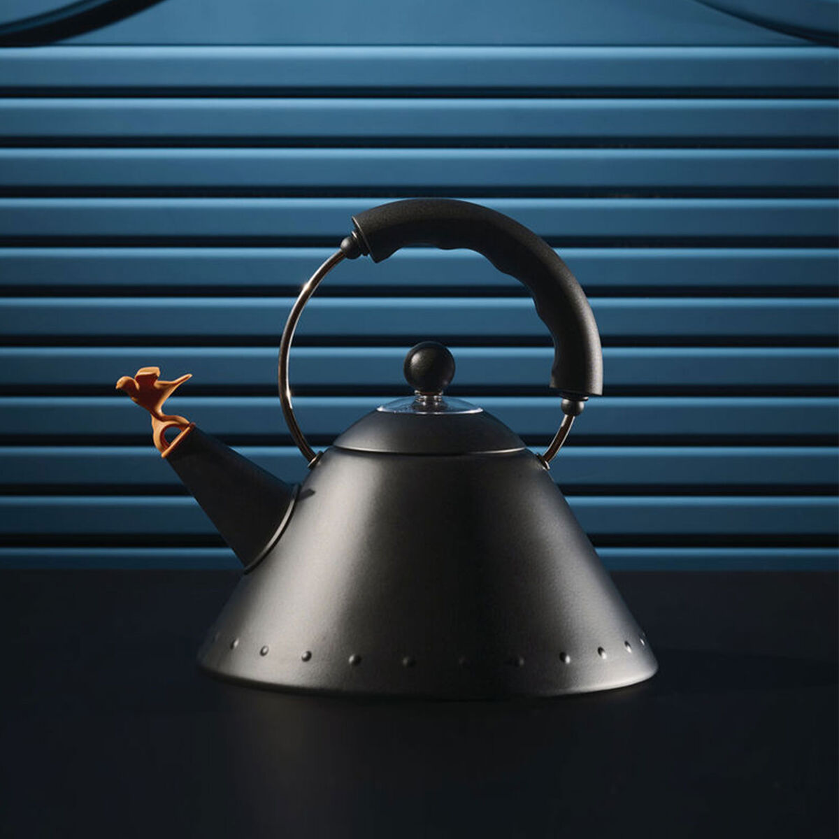 Viheltävä vedenkeitin 2 litraa, musta