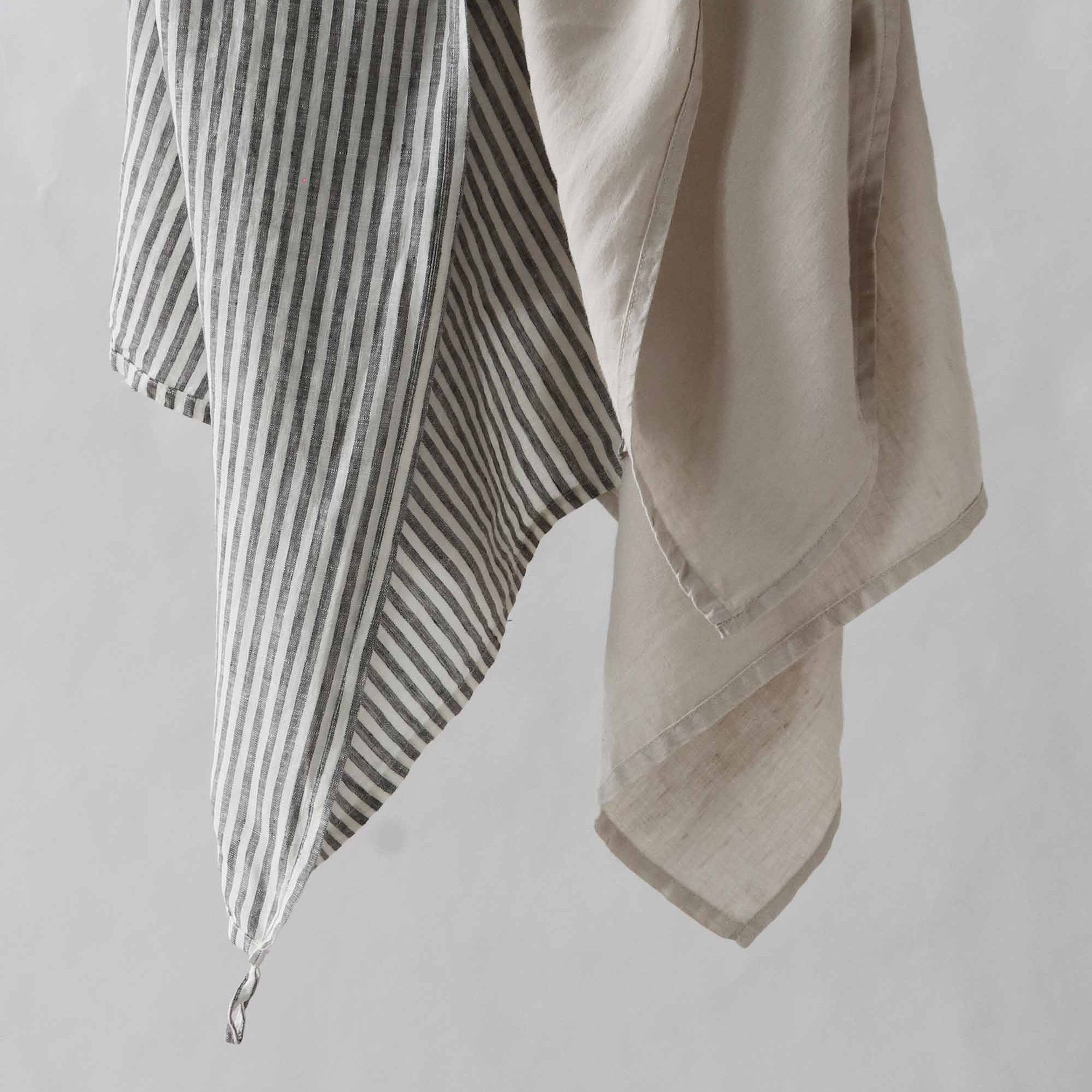 tell-me-more-viskestykke-50x70-cm-graa-hvid-389122-53136-2