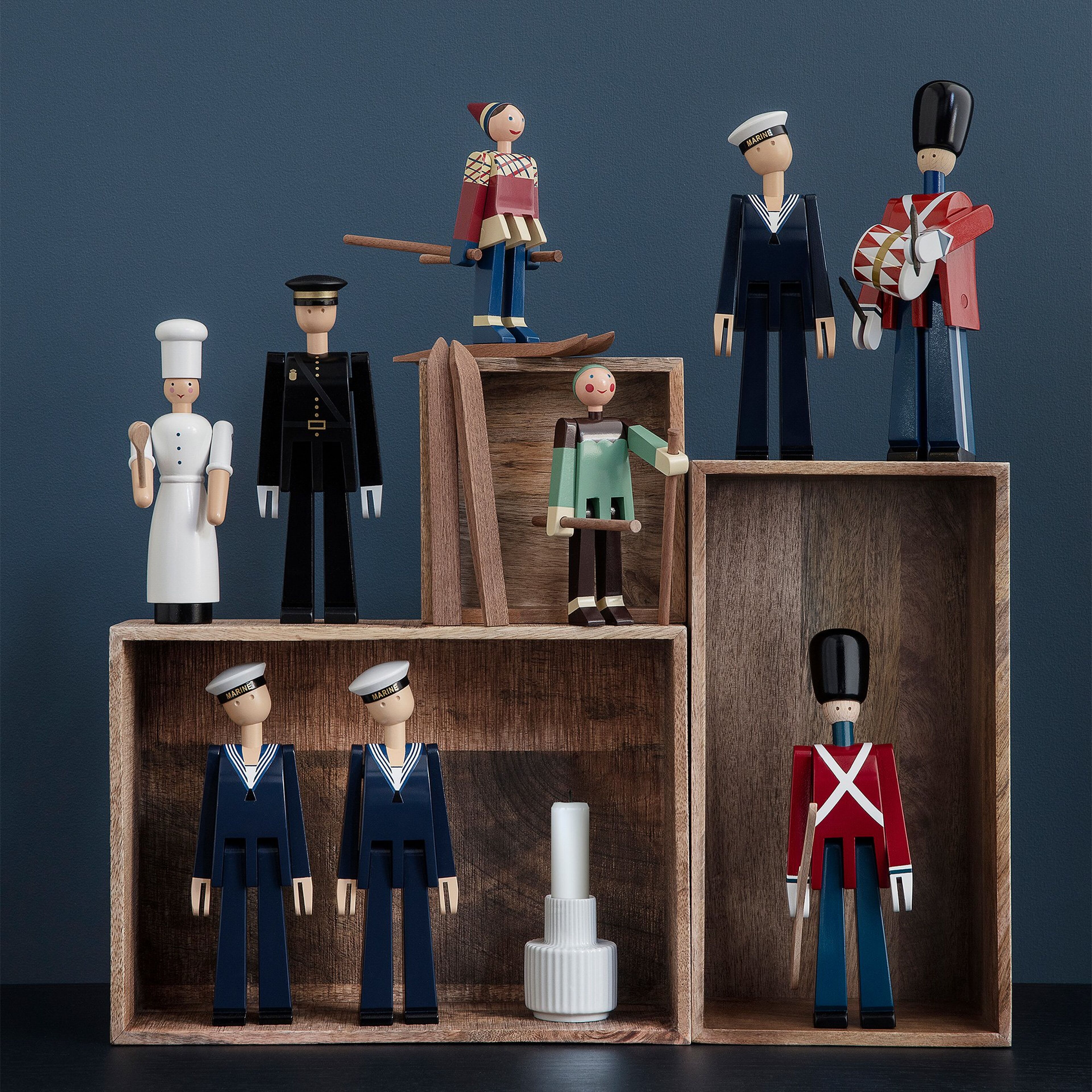 kay-bojesen-marinesoldat-moerkeblaa-hvid-39267-49810-7