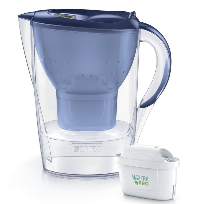 Brita Marella vandfilterkande i blå med et MAXTRA PRO-filter ved siden af