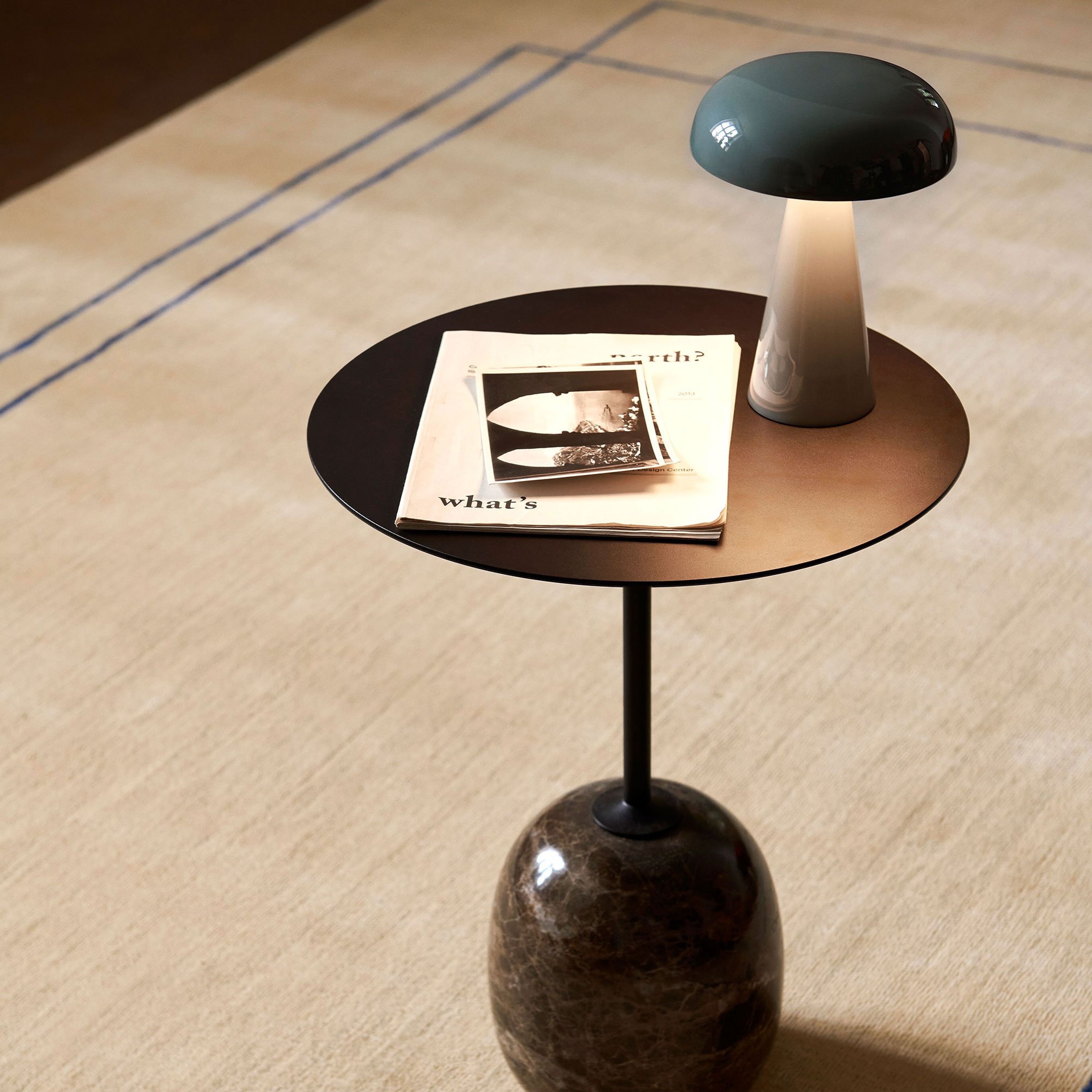 AndTradition Como SC53 kannettava pöytävalaisin, stone blue