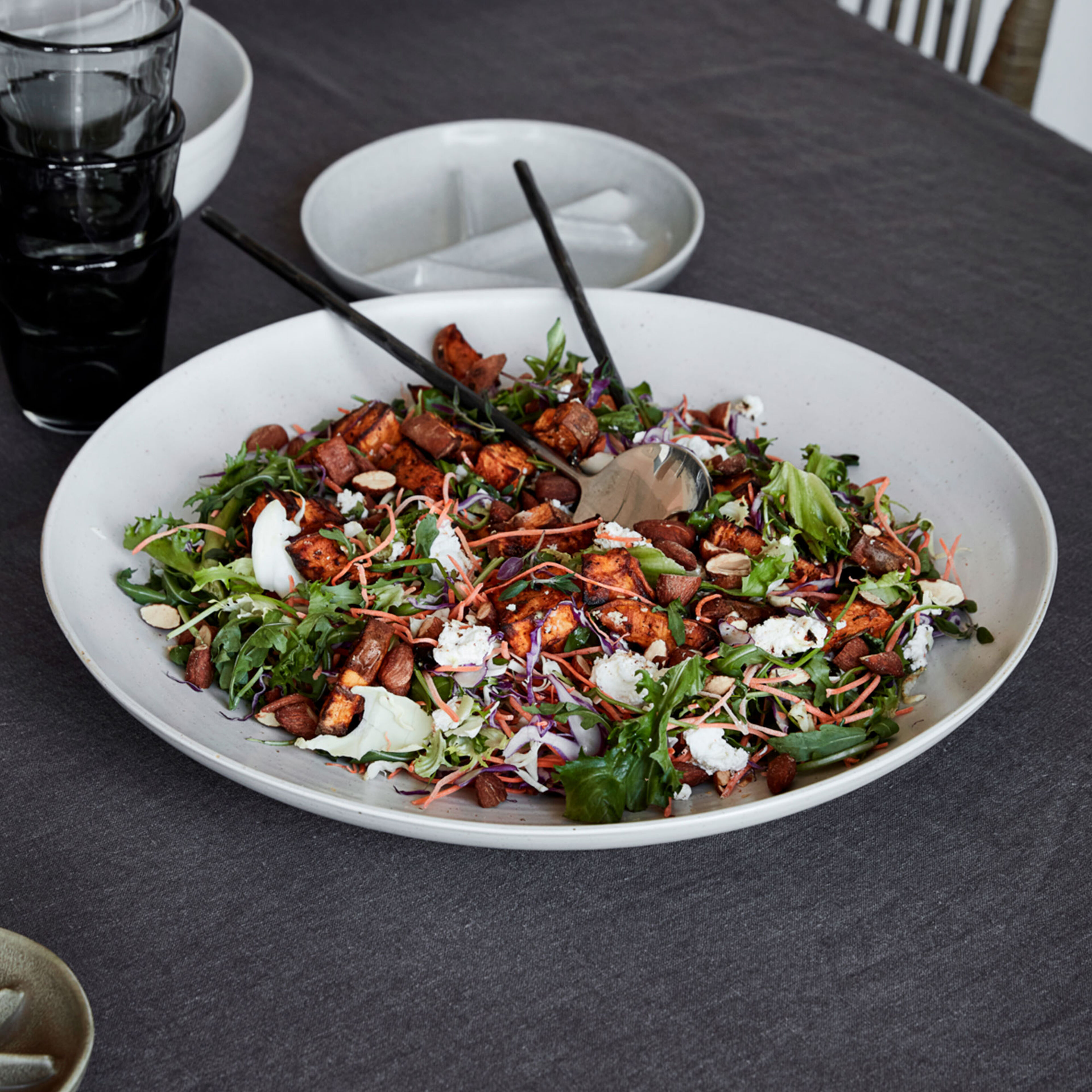 Pion stort serveringsfat, grå/vit