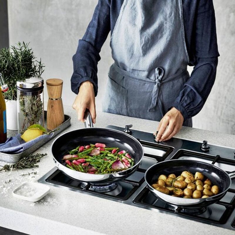 Stekpanneset 28 + 24 cm.