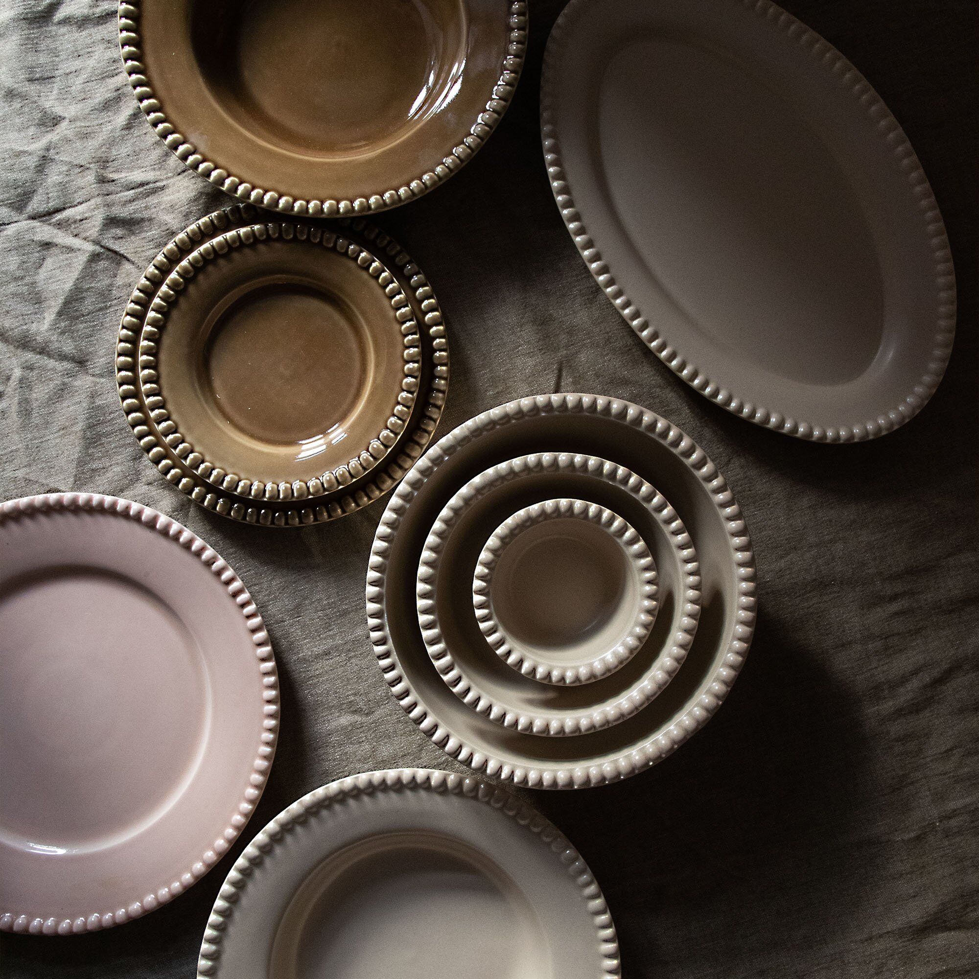 Alternativ bild 1 för PotteryJo Daria 35 cm Serveringsfat 1-pack, Sand