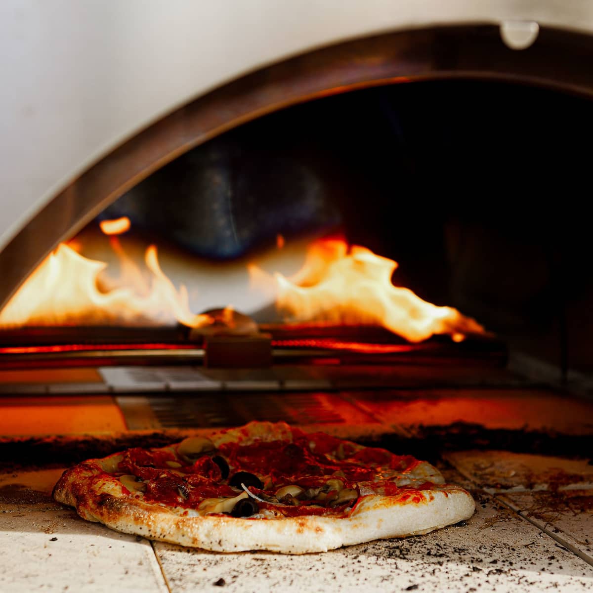 Kaasu -ja puulämmitteinen pizzauuni