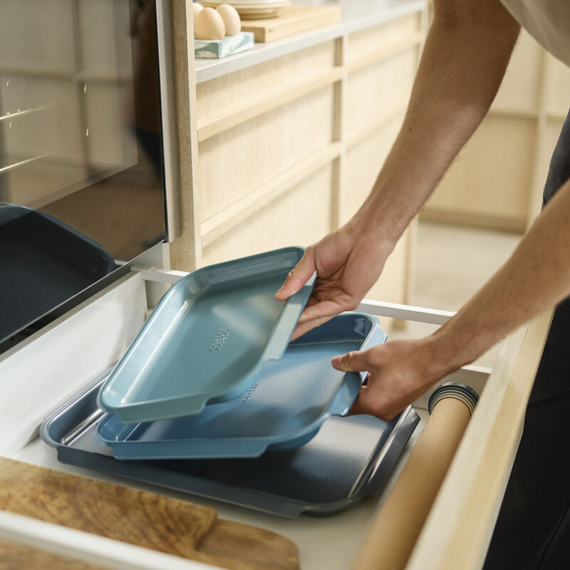 Joseph Joseph Nest Bake Bakebrett large, blå