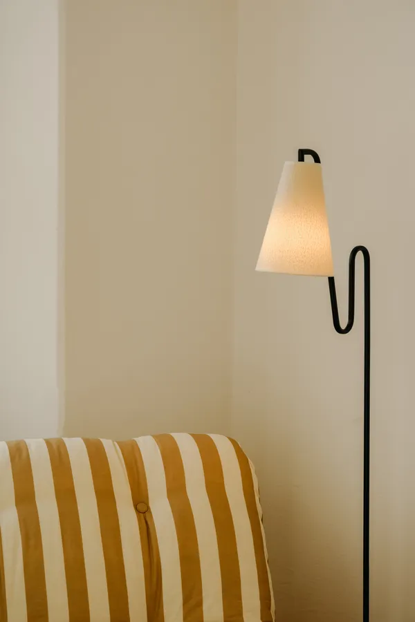 Lou podna lampa Exclusive x Andrea Glad, bijeli bukle/crna