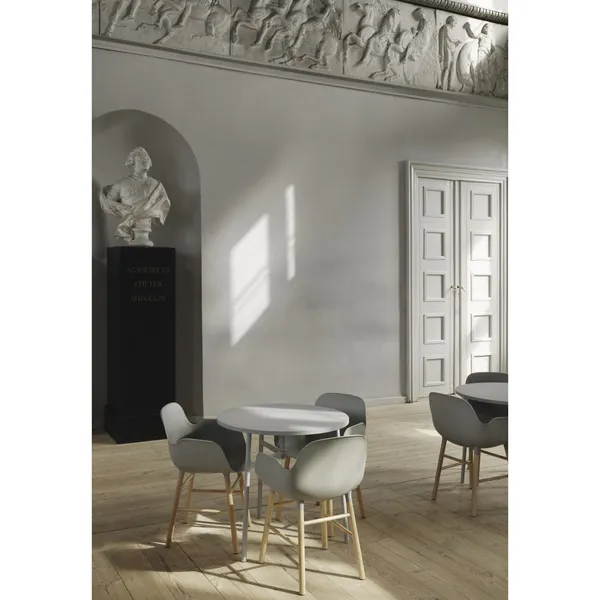 Silla de Comedor con Reposabrazos Form en Negro y Roble