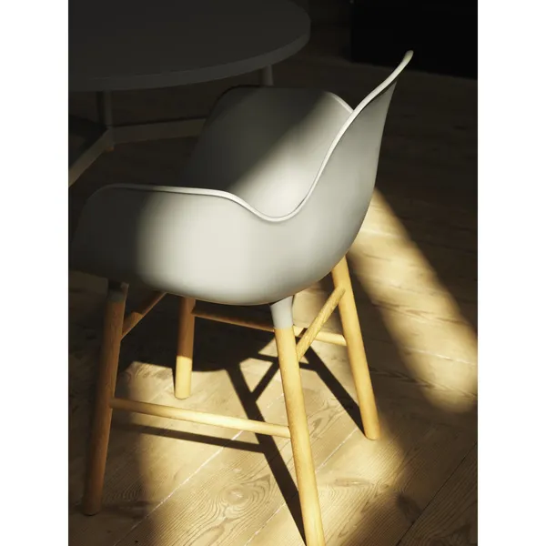 Silla de Comedor con Reposabrazos Form en Negro y Roble