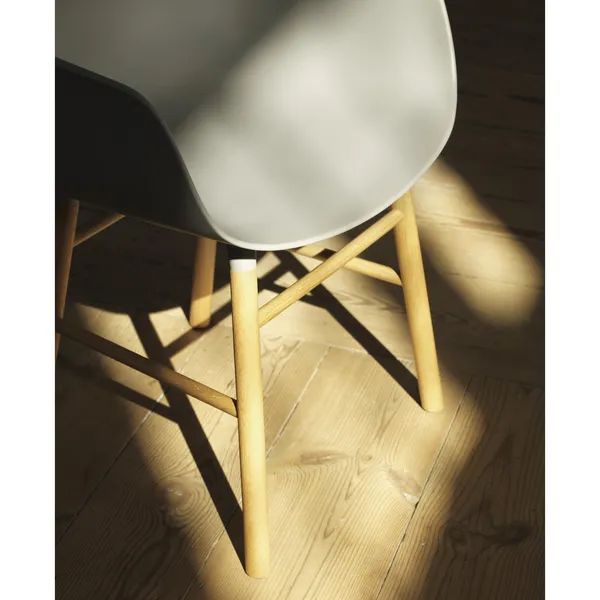 Silla de Comedor con Reposabrazos Form en Negro y Roble