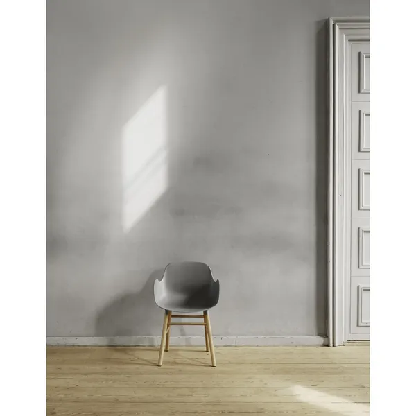 Silla de Comedor con Reposabrazos Form en Negro y Roble