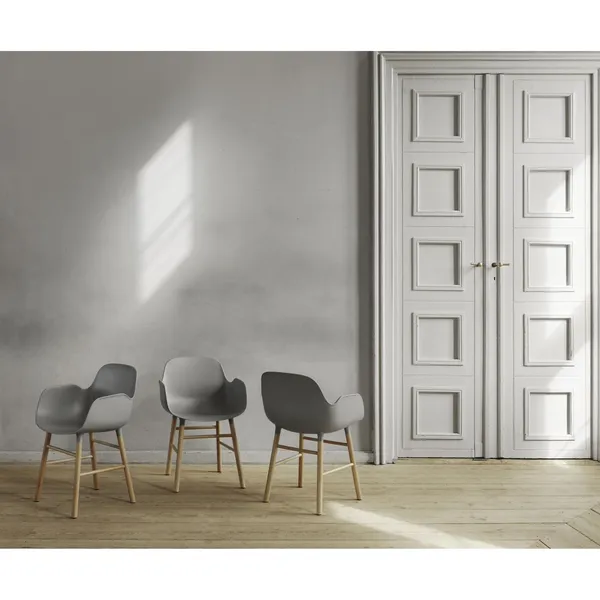 Silla de Comedor con Reposabrazos Form en Negro y Roble