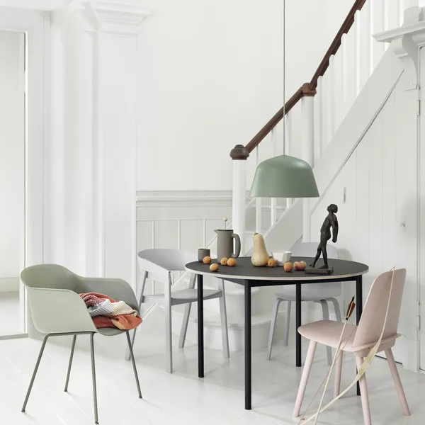 Fiber Spisebordsstol med Armlæn og Tube Base Sort