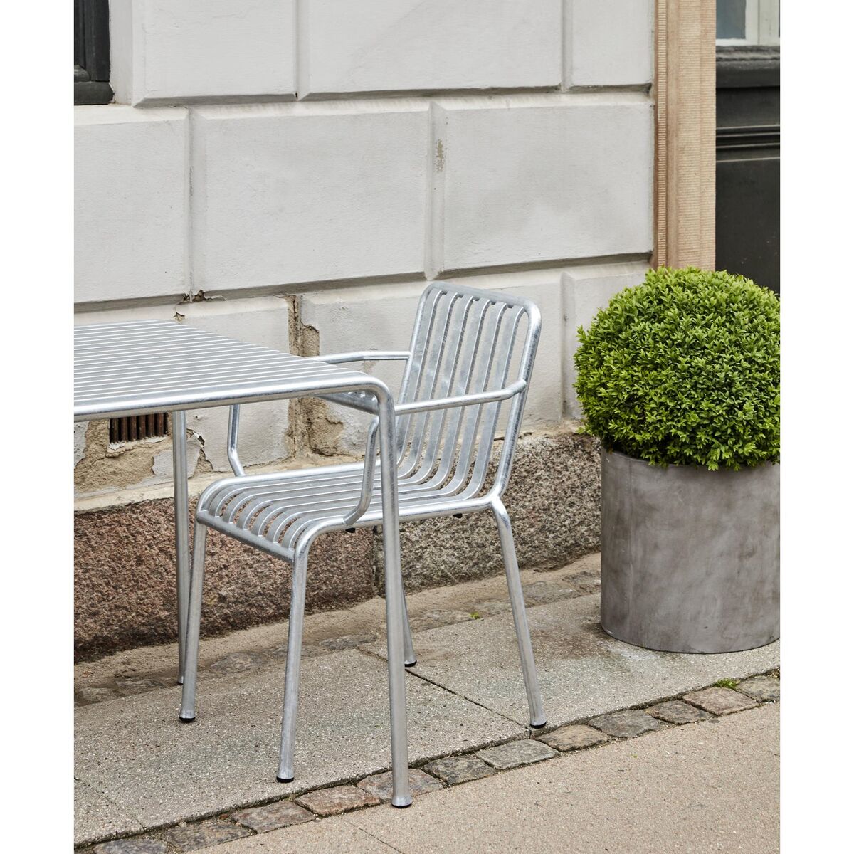 Palissade Chair mit Armlehnen Anthrazit