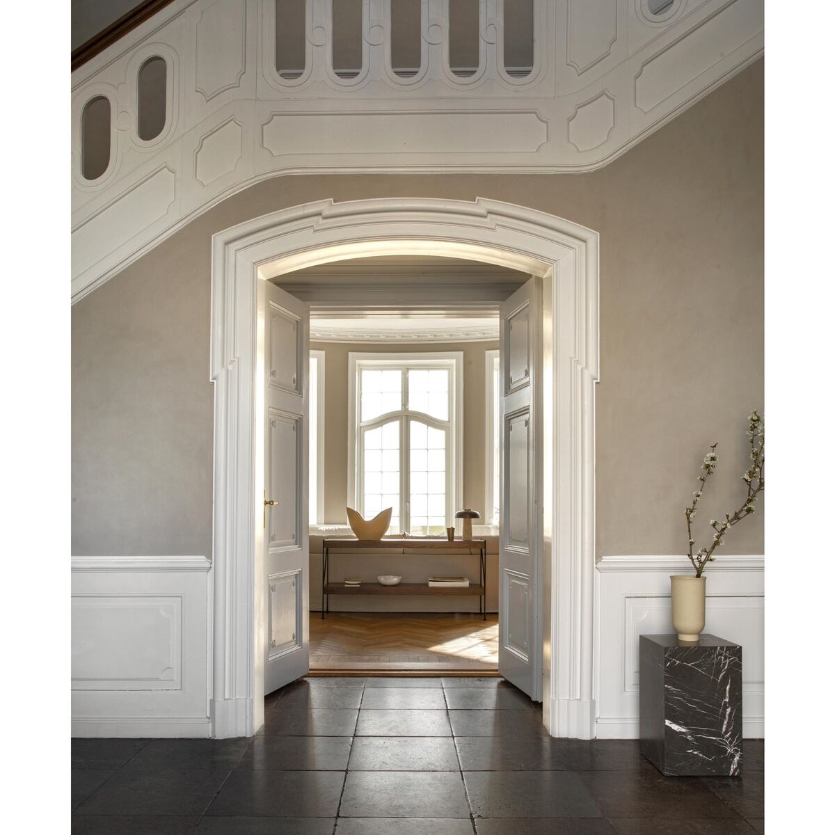 Sockel-Couchtisch, Hoch, Aus Nero Marquina Marmor