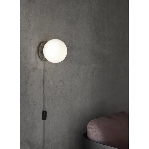 TR Vegglampe Sort Matt Opalglass