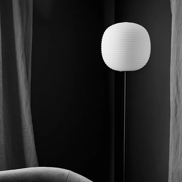 Lampada da Terra A Lantern M. Base Nero e Vetro Opale Bianco