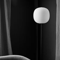 Lampada da Terra A Lantern M. Base Nero e Vetro Opale Bianco