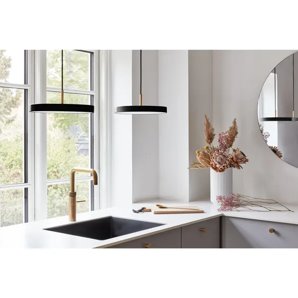 Asteria Mini Pendel Sort med Messing Top