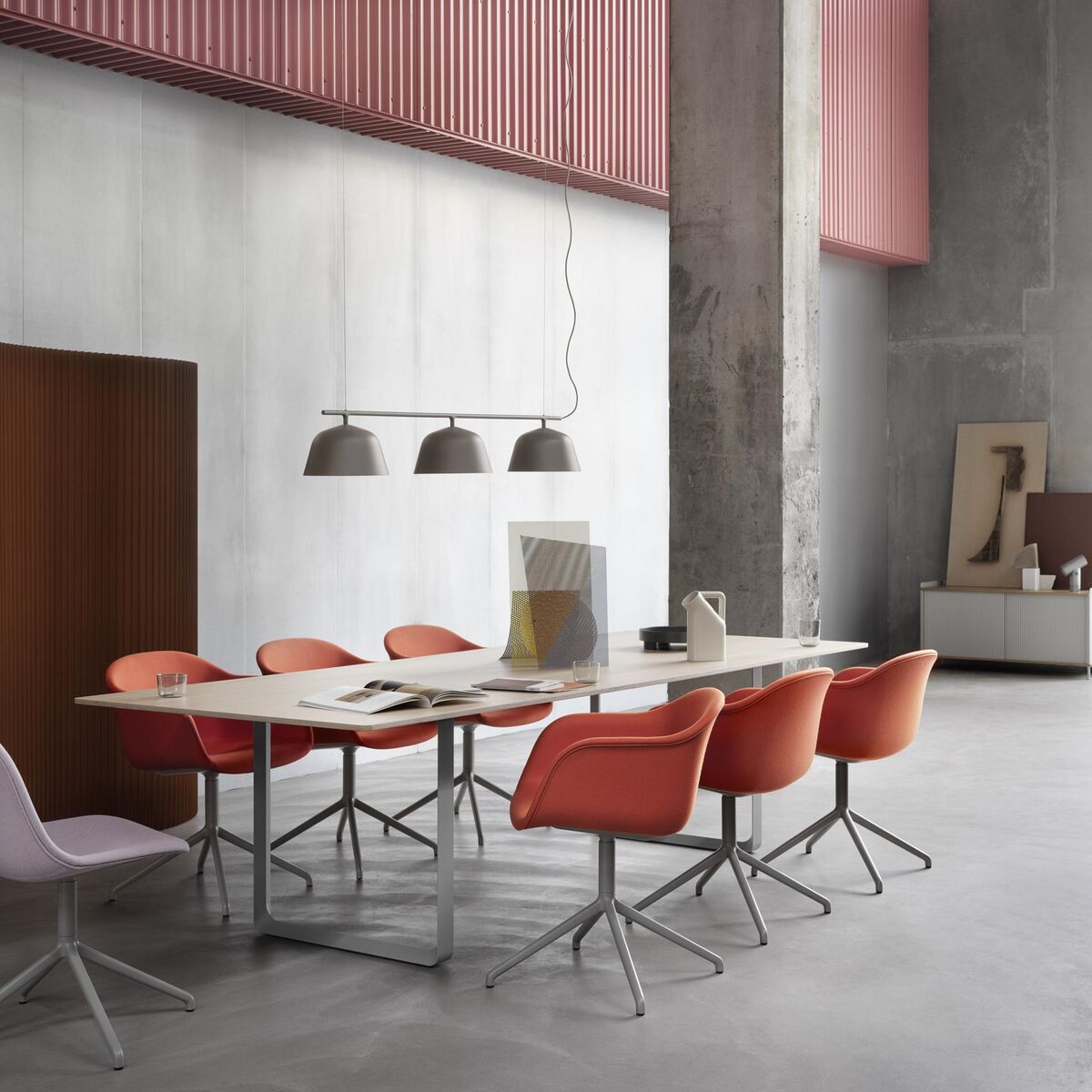 Silla de Comedor de Fibra con Reposabrazos y Base Giratoria Tapizada en Piel Coñac/ Negro