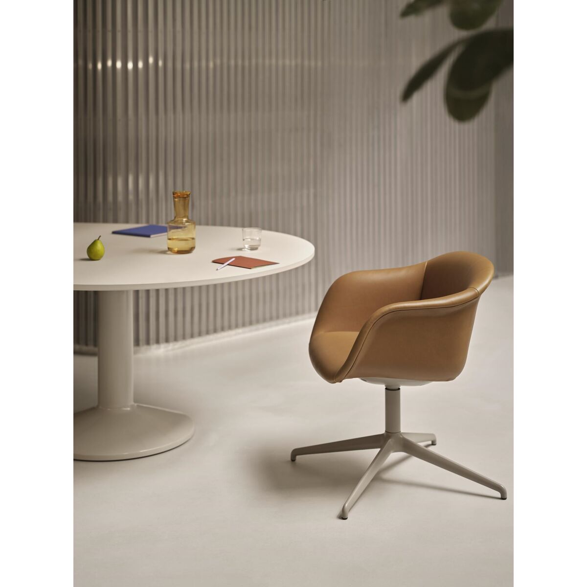 Silla de Comedor de Fibra con Reposabrazos y Base Giratoria Tapizada en Piel Coñac/ Negro