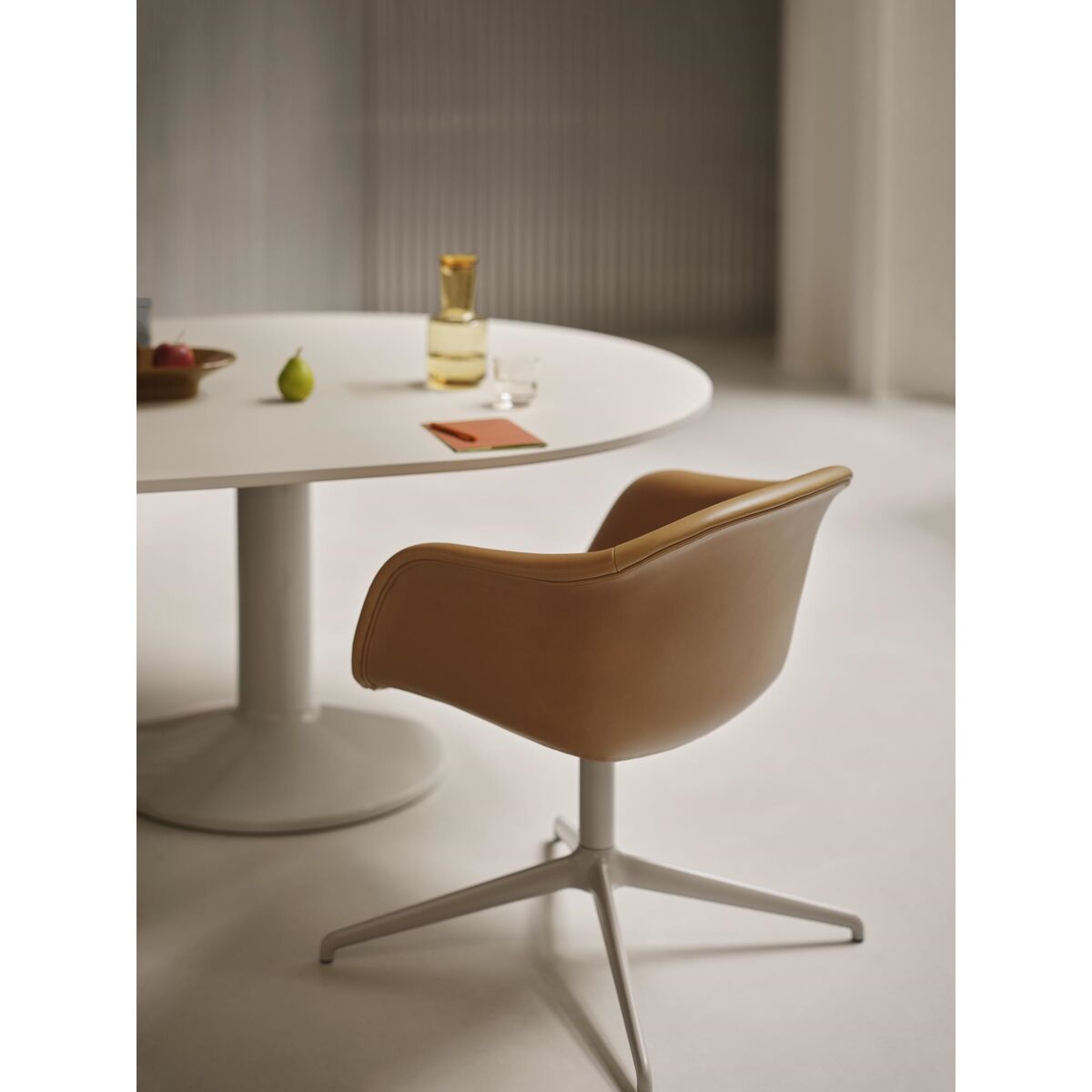 Silla de Comedor de Fibra con Reposabrazos y Base Giratoria Tapizada en Piel Coñac/ Negro