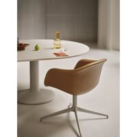 Silla de Comedor de Fibra con Reposabrazos y Base Giratoria Tapizada en Piel Coñac/ Negro