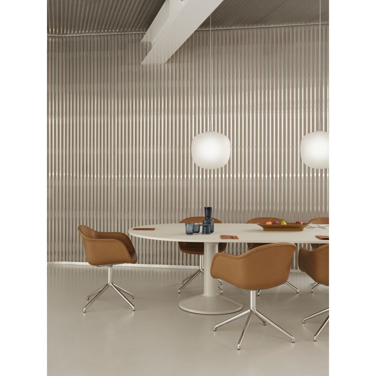 Silla de Comedor de Fibra con Reposabrazos y Base Giratoria Tapizada en Piel Coñac/ Negro