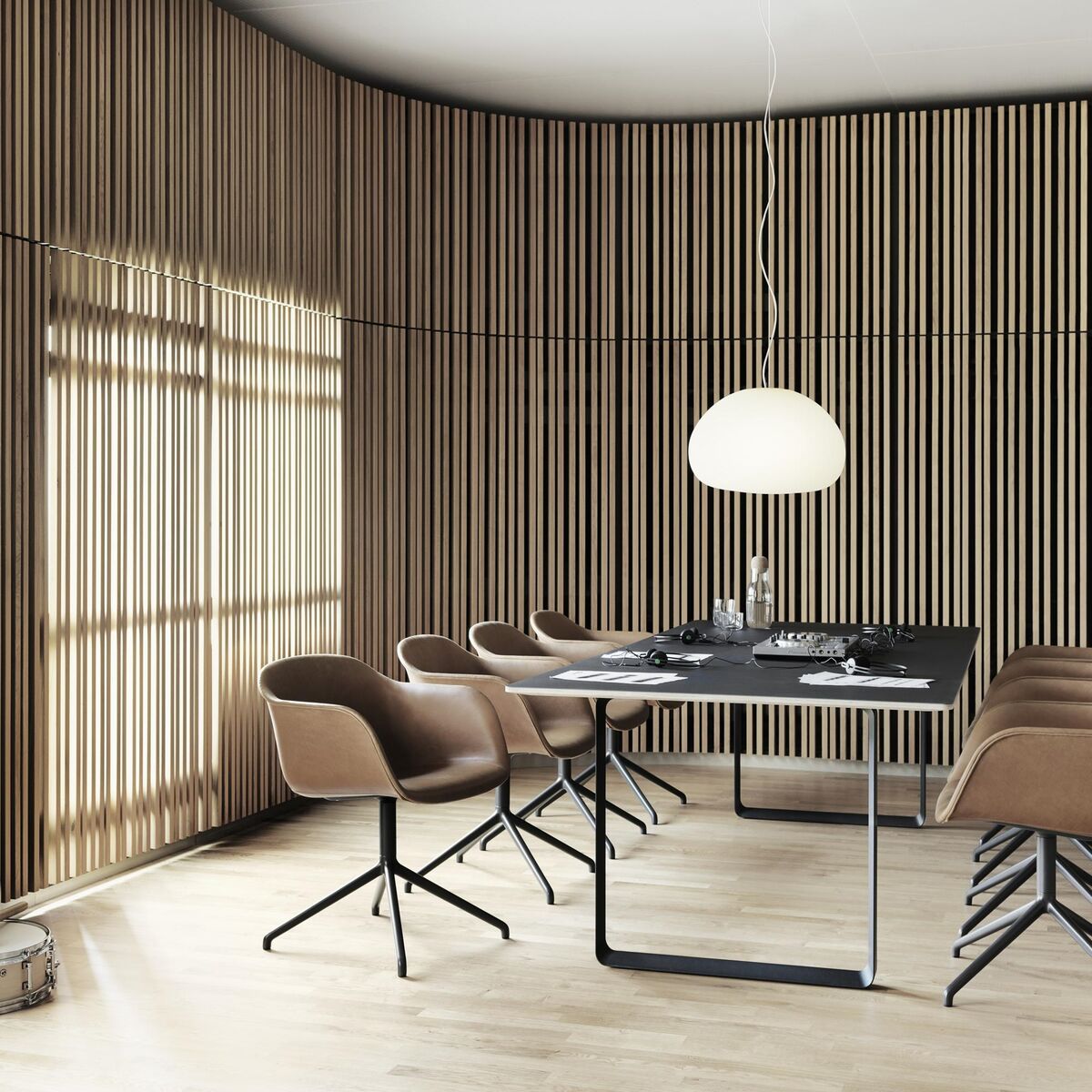 Silla de Comedor de Fibra con Reposabrazos y Base Giratoria Tapizada en Piel Coñac/ Negro