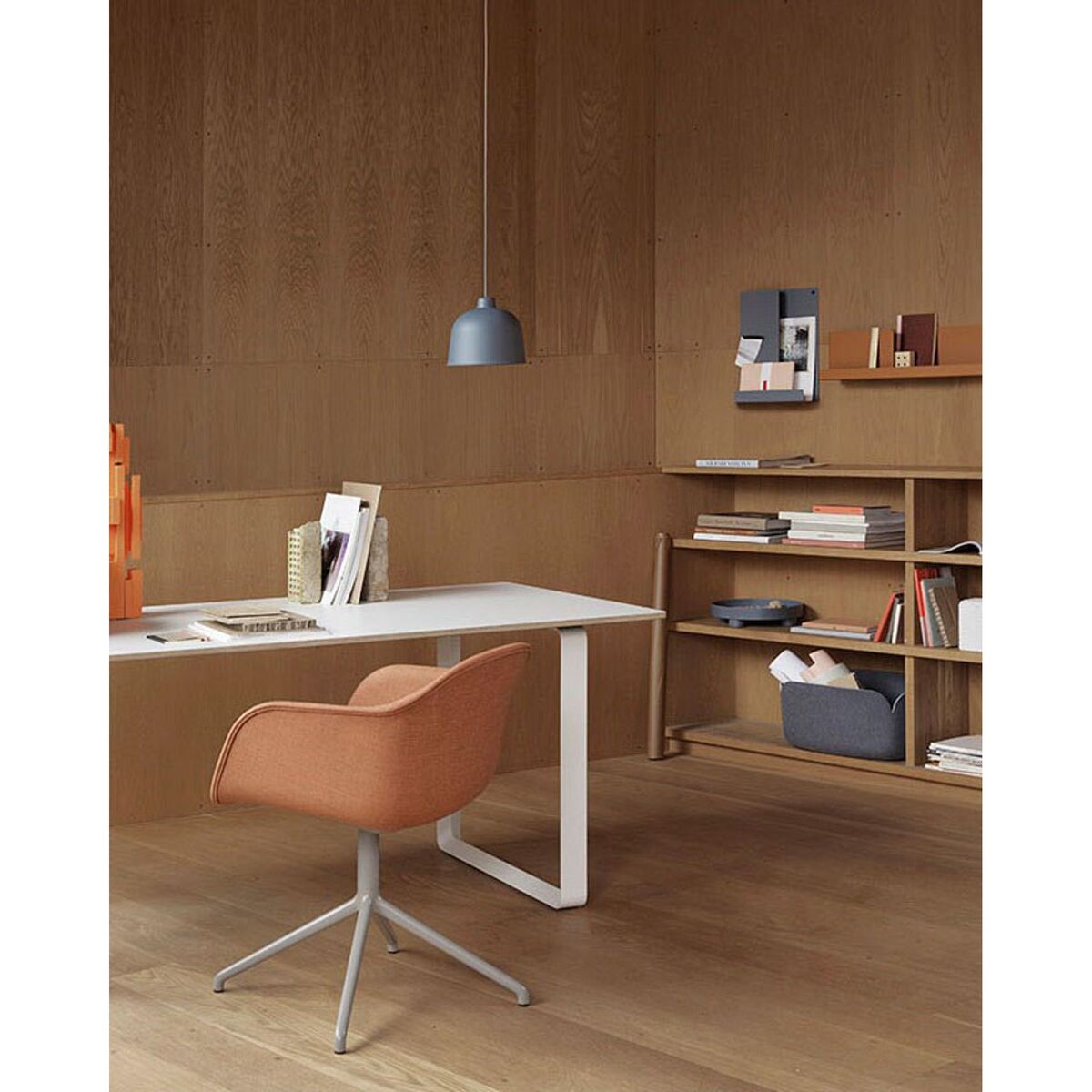 Silla de Comedor de Fibra con Reposabrazos y Base Giratoria Tapizada en Piel Coñac/ Negro