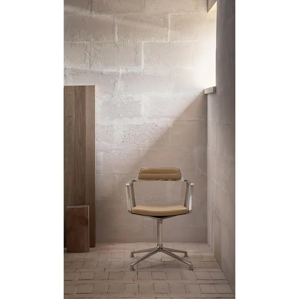 452 Swivel Chair Camel/Leather
