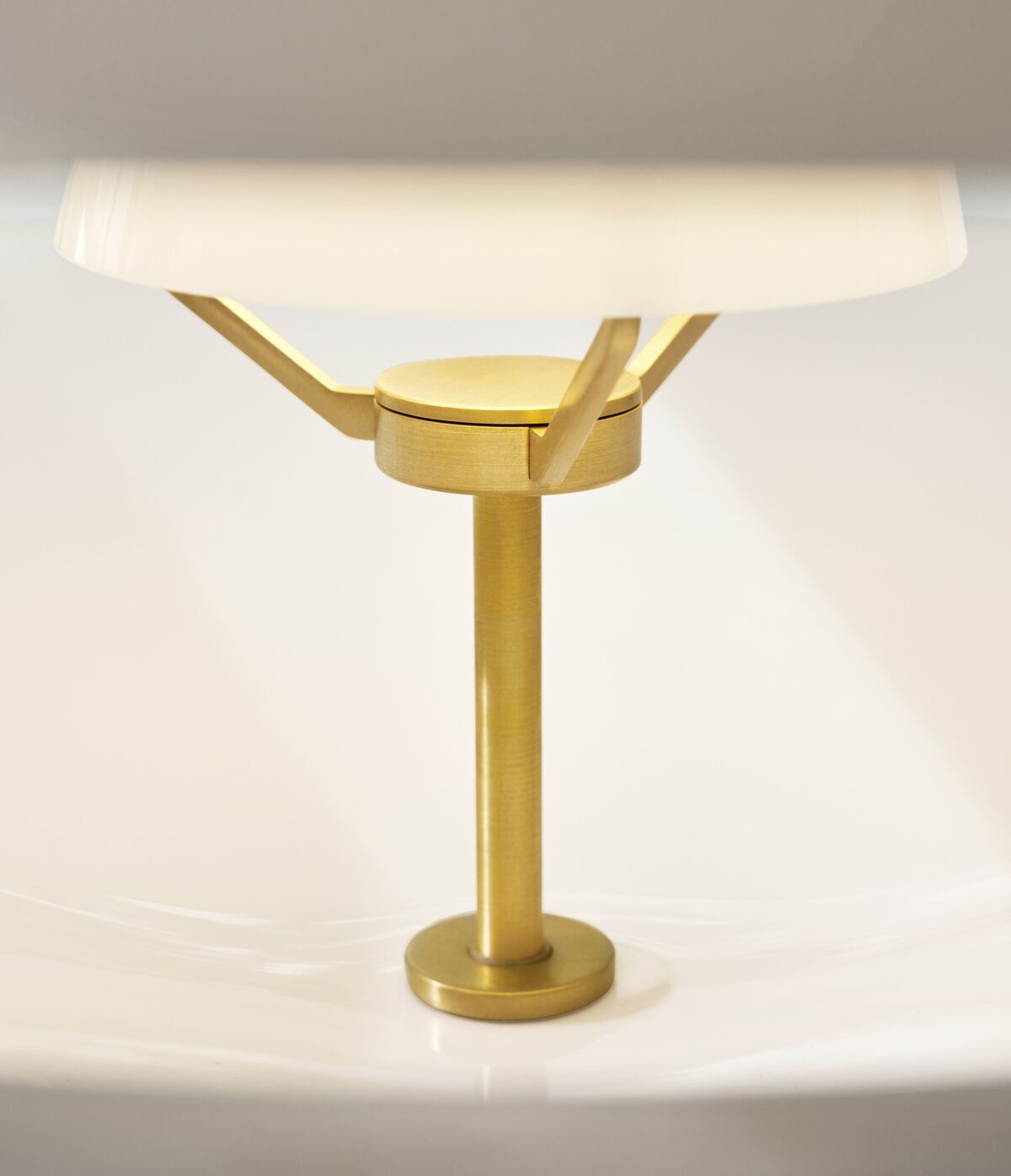 Clam Pendant White/ Brass Ø55