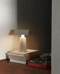 Caret MF1 Lámpara de Mesa Portátil Gris Seda