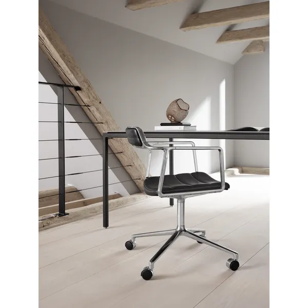 452 Swivel Chair M. Wheels Aluminum/ Black Leather