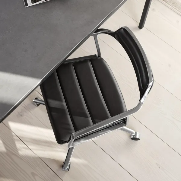 452 Swivel Chair M. Wheels Aluminum/ Black Leather