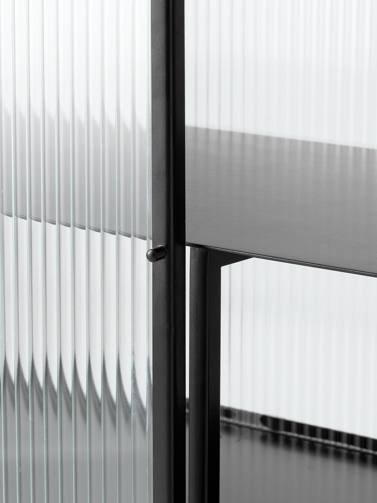 Haze Sideboard Geripptes Glas Schwarz