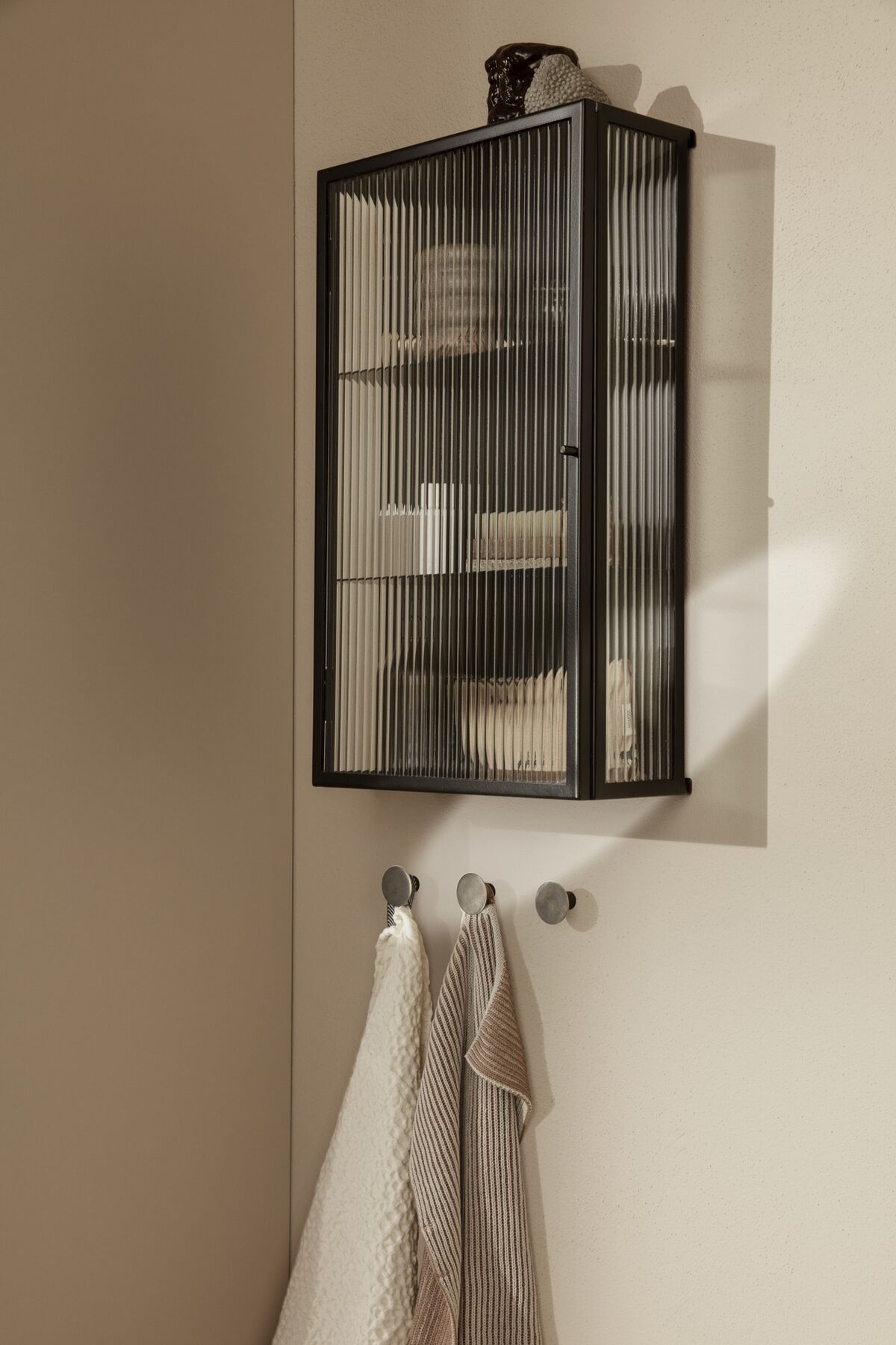 Haze Wandschrank Geriffeltes Glas Schwarz
