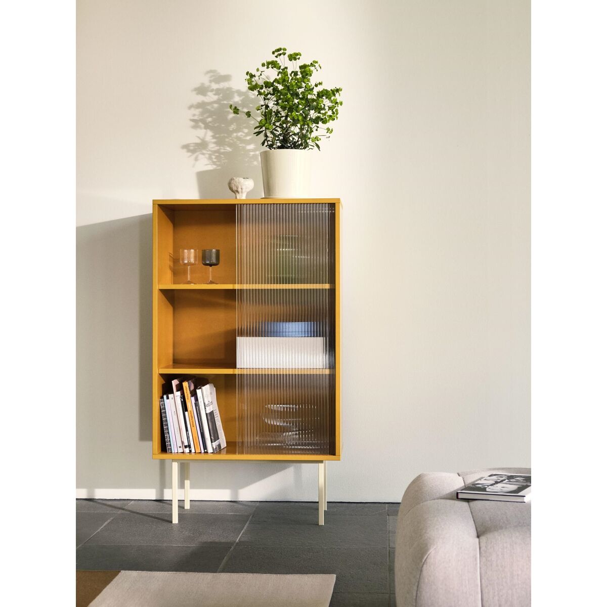 Gekleurde Dressoir met Glazen Deurtjes Hoog Geel
