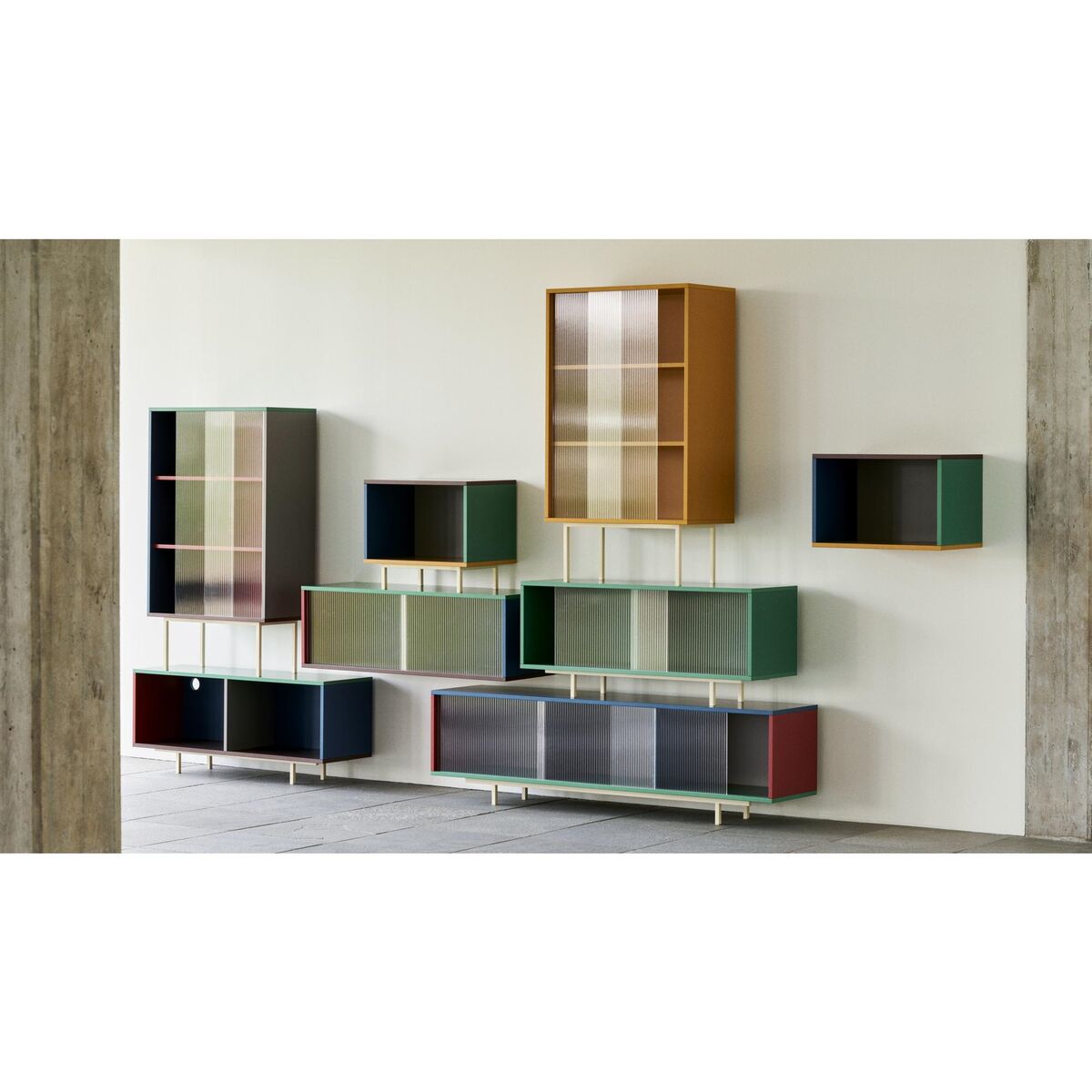 Gekleurde Dressoir met Glazen Deurtjes Hoog Geel