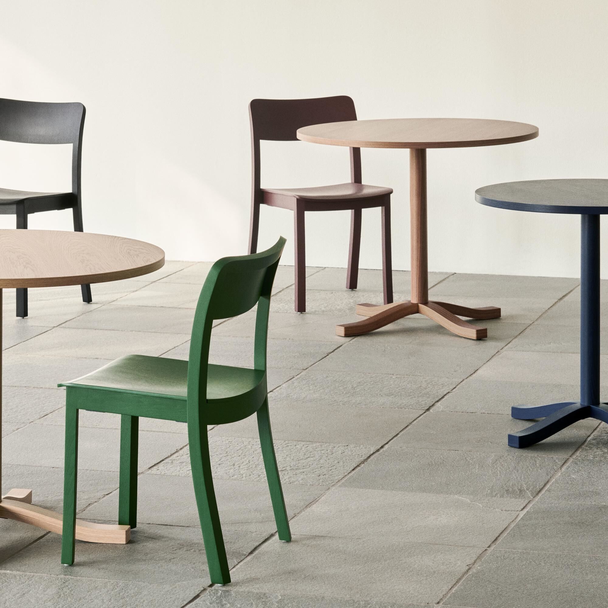 Pastis Table Ø90 x H74 Lacquered Walnut | AndLight