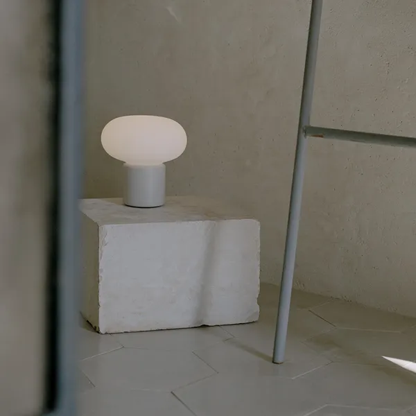 Karl-Johan Transportable Lampe Hellgrau