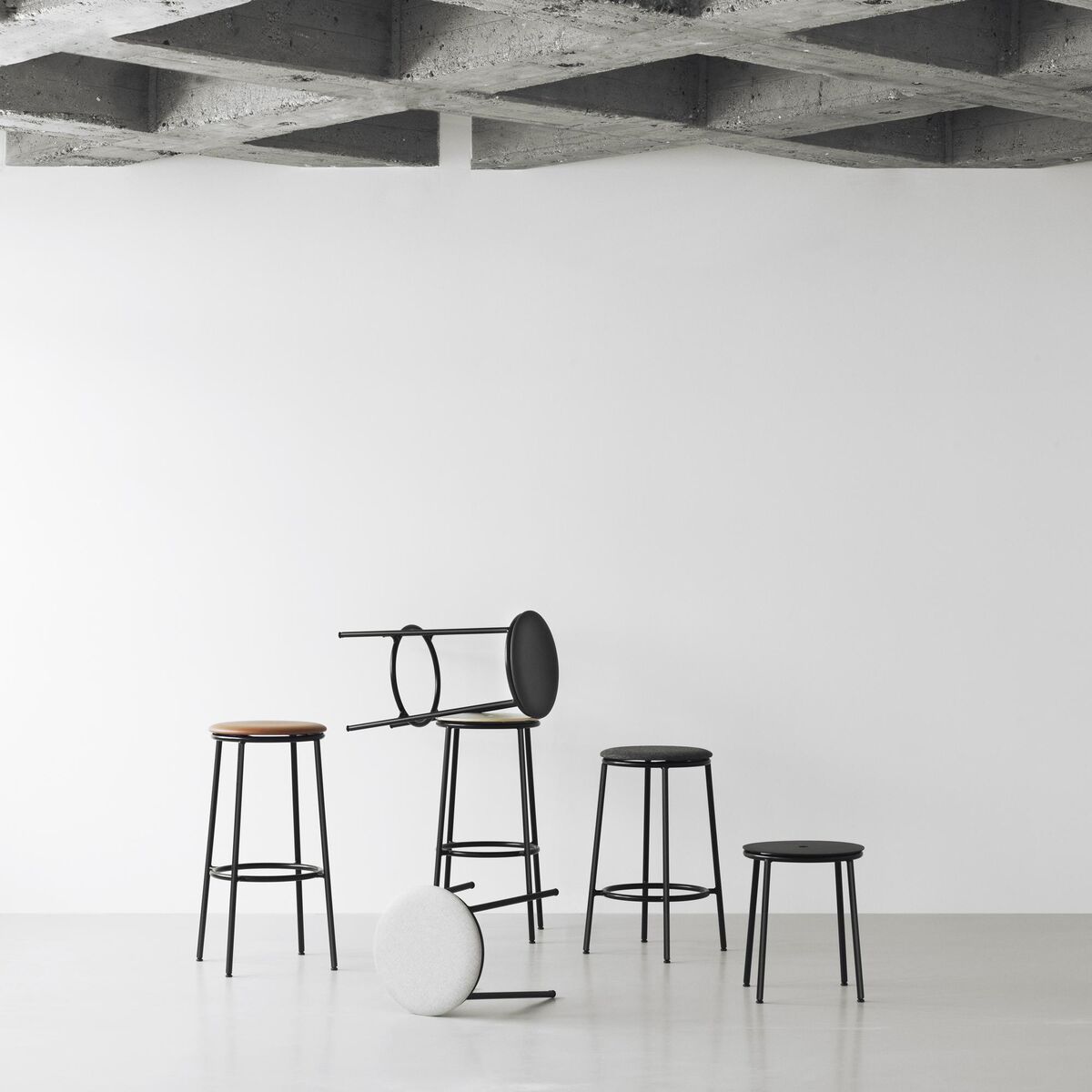 Circa Barhocker H65 Schwarz/Schwarzes Aluminium