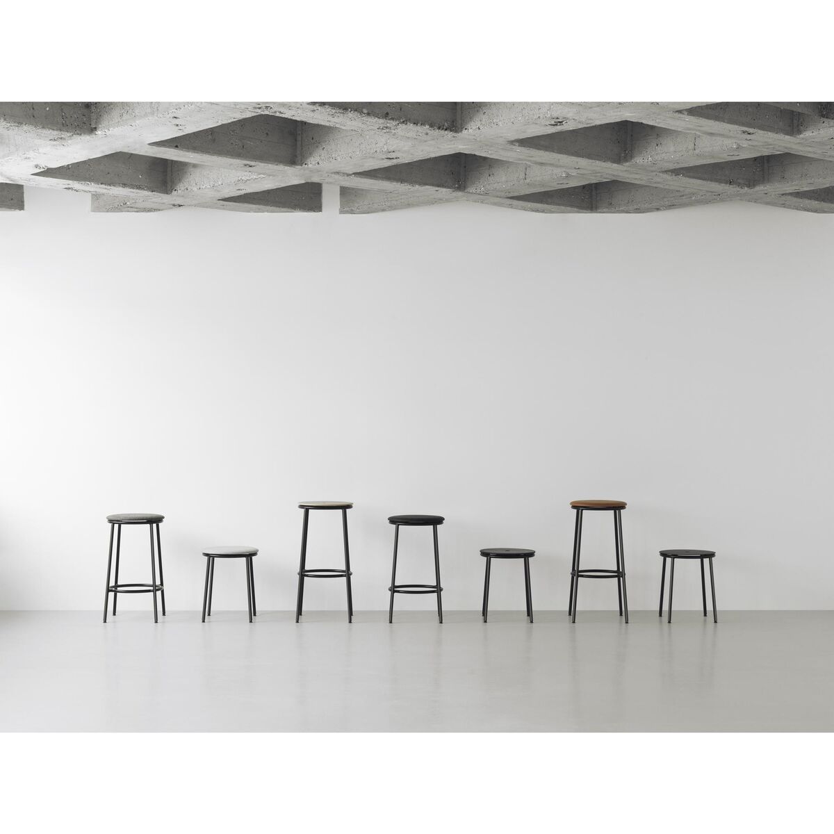 Circa Barstol H75 Sort/Sort Aluminium