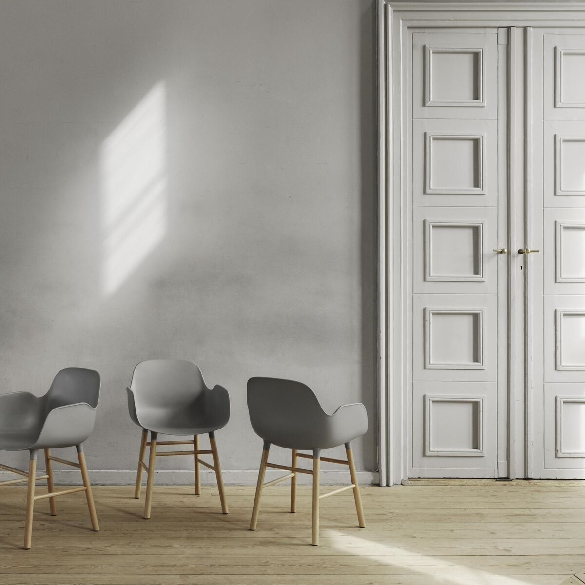 Form Dining Chair W. Armrest Oak/Main Line Flax MLF20