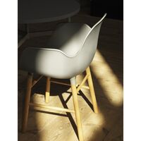 Form Dining Chair W. Armrest Oak/Main Line Flax MLF20