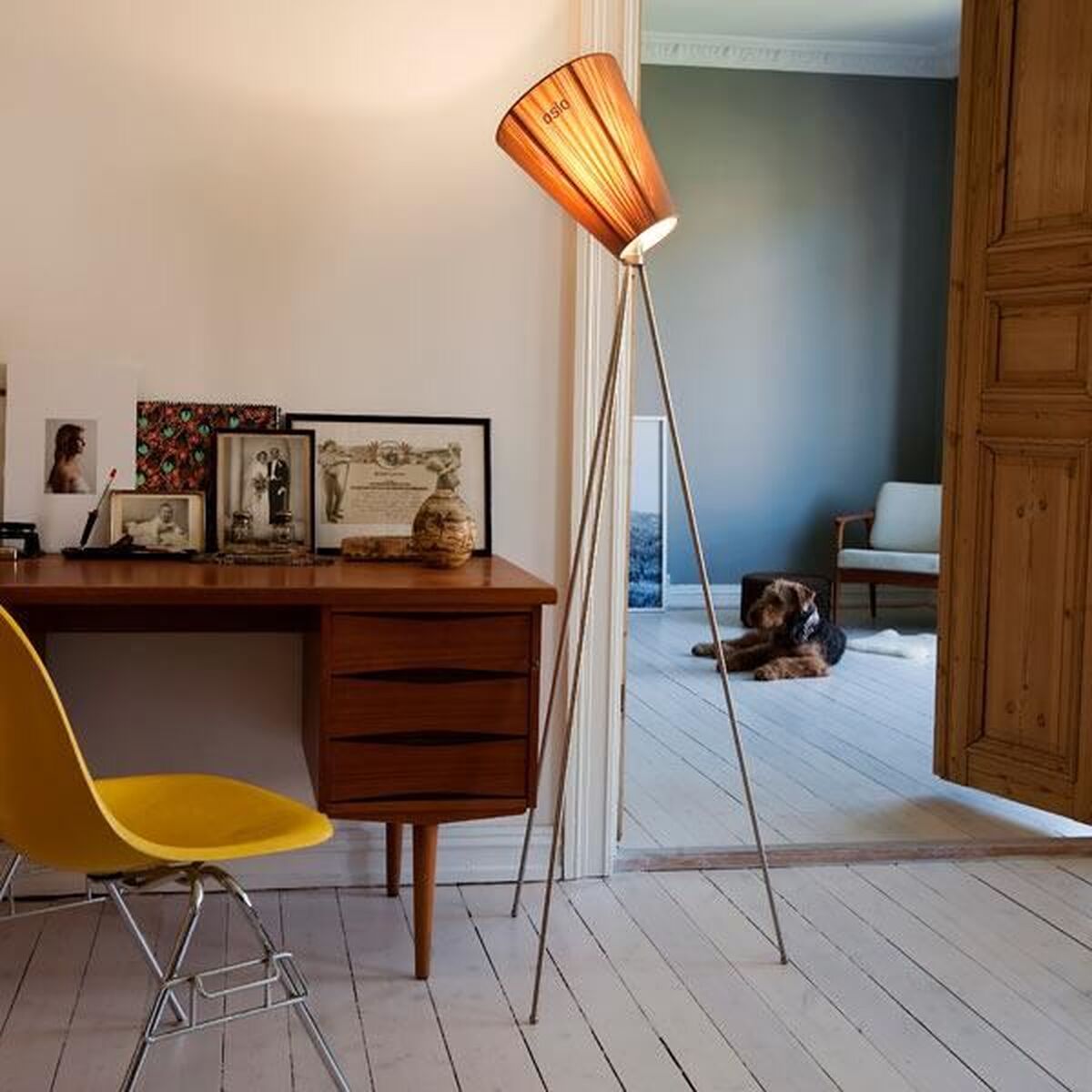 Lámpara de Pie Oslo de Madera con Base Metal y Pantalla Beige