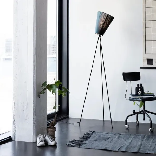 Oslo Holz Stehlampe , Metall und Hellblau Lampenschirm
