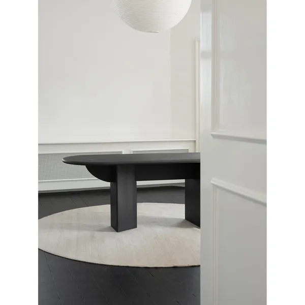 Pillabout 03 Esstisch L300 Schwarz Lackierte Eiche