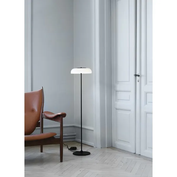 Blossi Gulvlampe Sort/ Opal Hvit