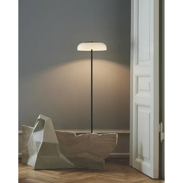 Blossi Gulvlampe Sort/ Opal Hvit